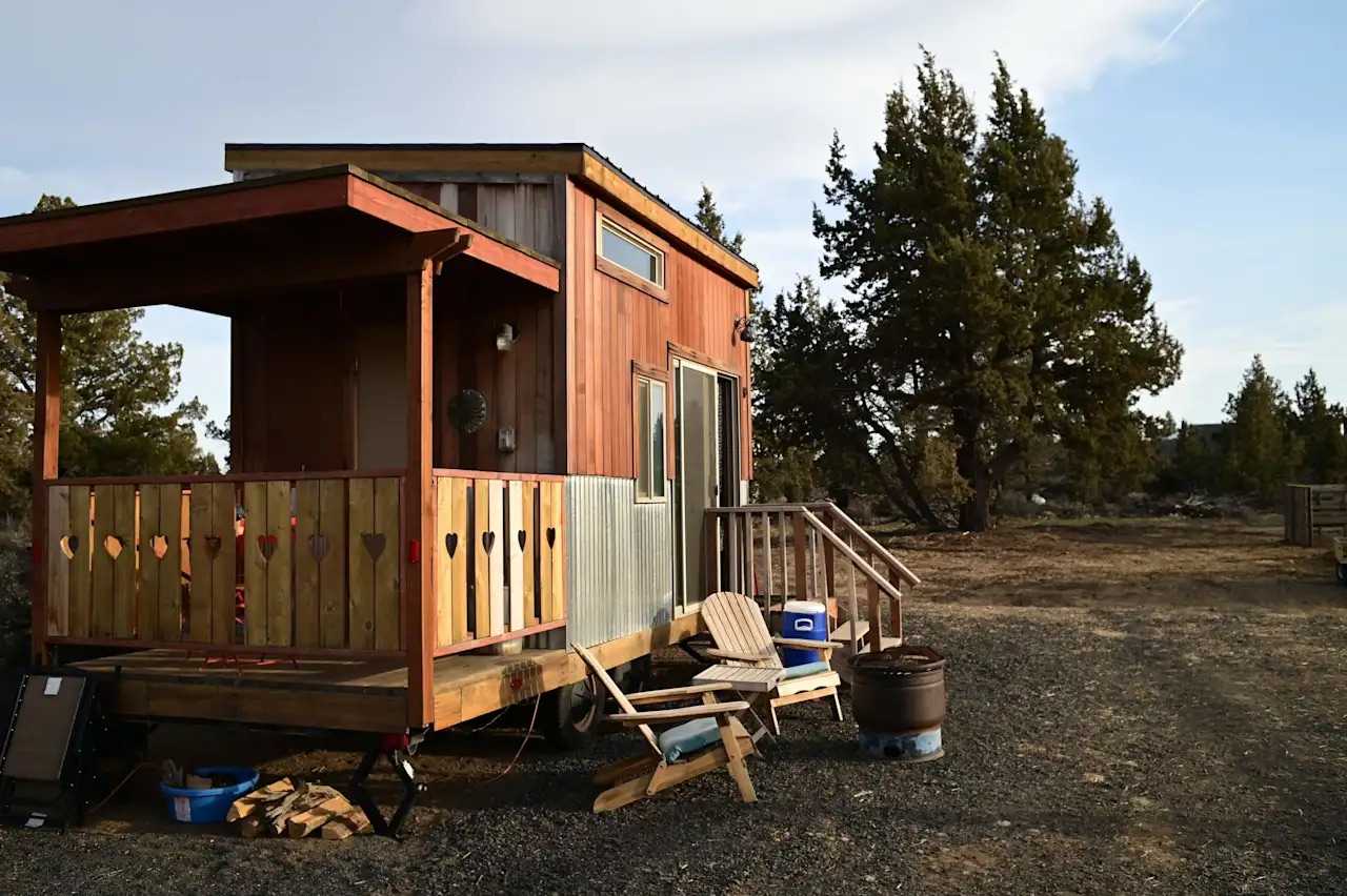 Tiny house with stunning Mountain views located on farm sanctuary.
