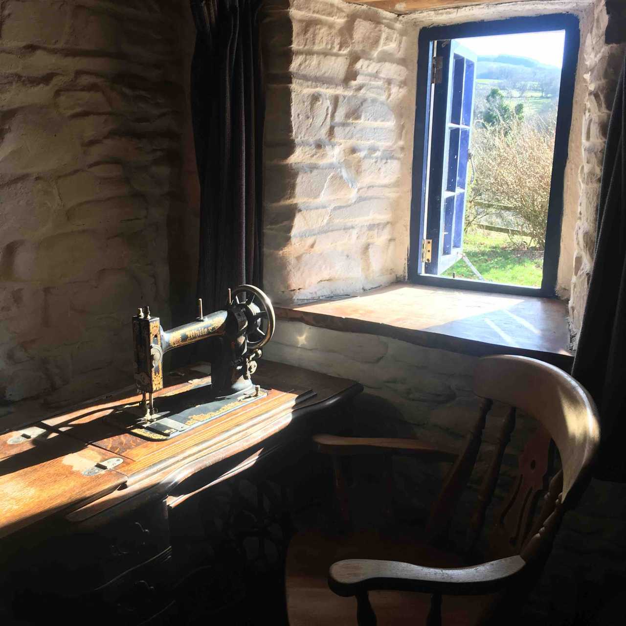 Magical 18th thatched cottage with stunning views, amazing vegan meals & hot tub