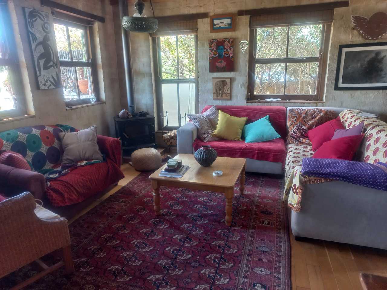 Quiet, quaint, artists 2 bedroom home, close to beaches and mountain walks.