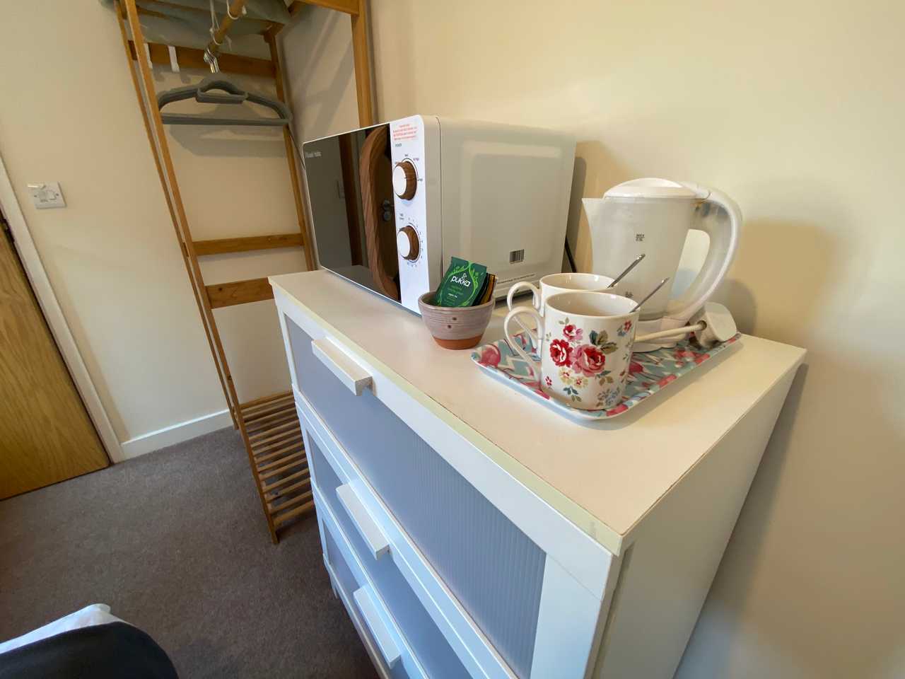 Cozy, self-contained room, heart of East London 