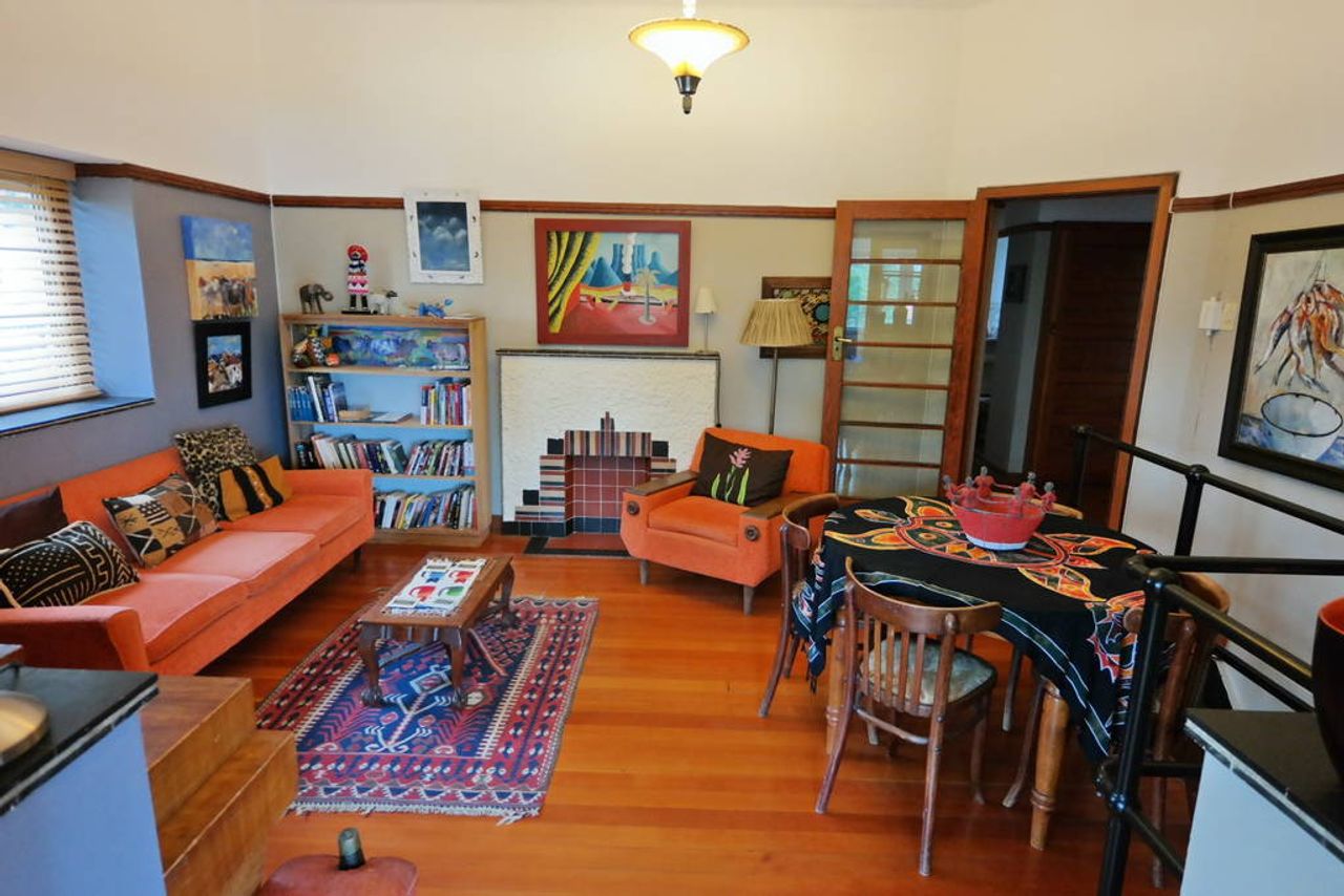 Art Deco apartment facing Table Mountain