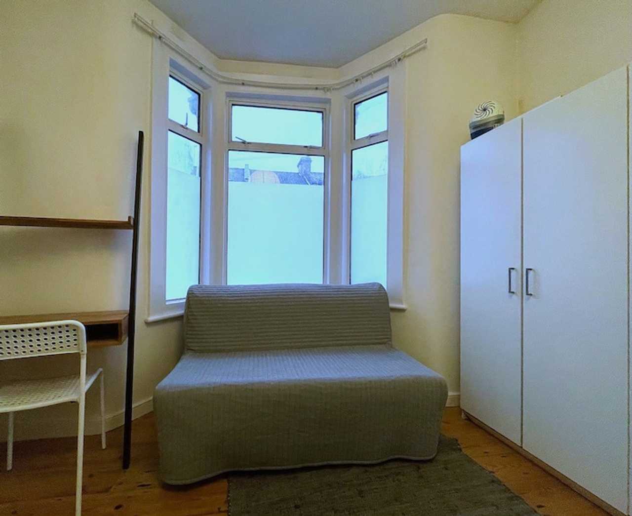 Spacious double bedroom.in hackney