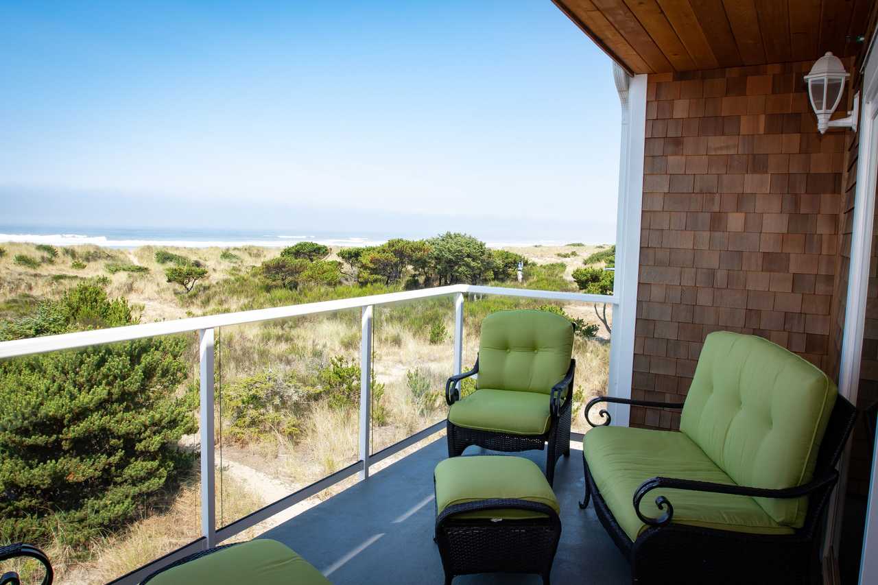On the beach! 3 King beds, ultimate vegan luxury!