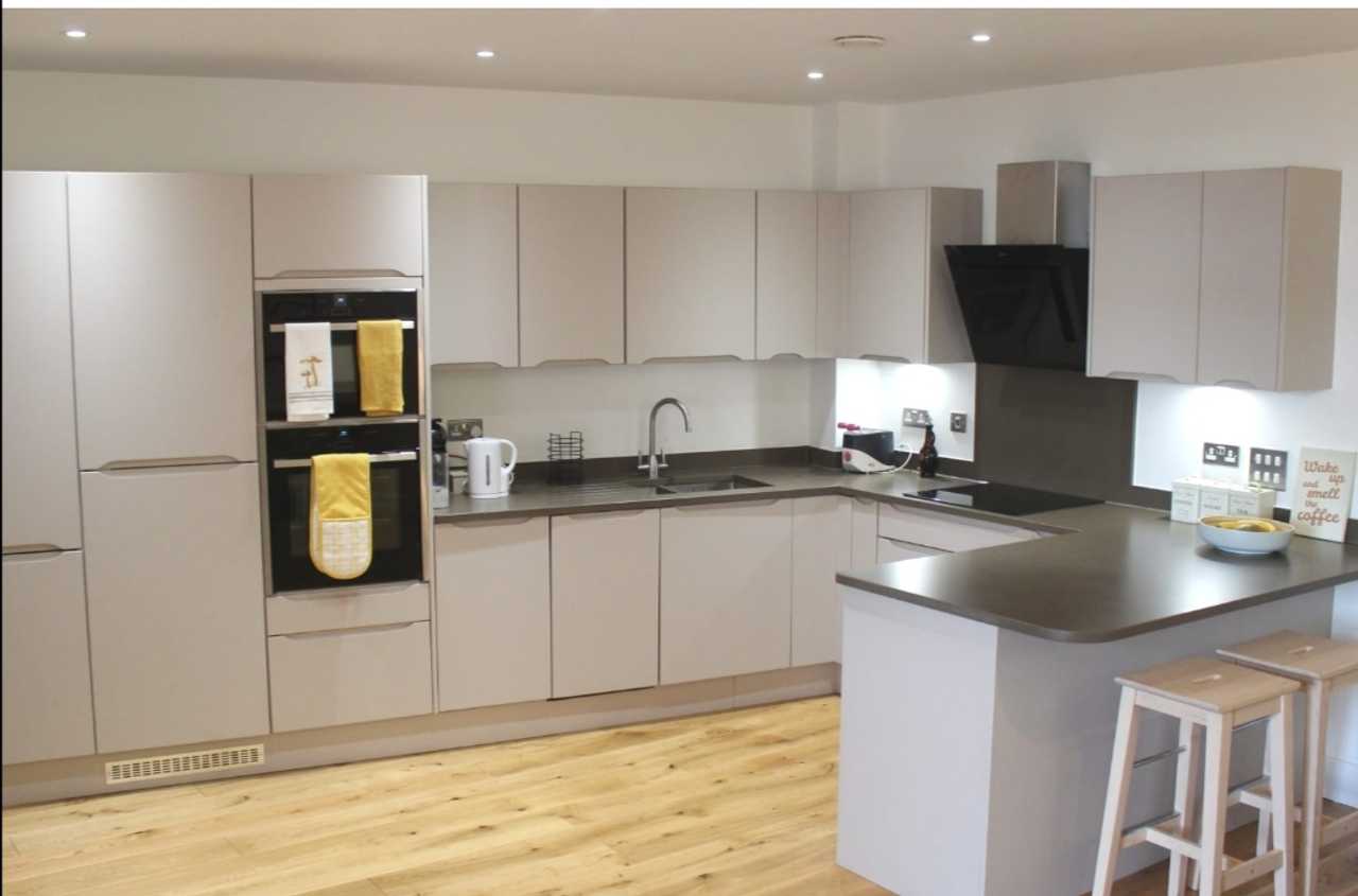 Lovely King bedroom + Private Bathroom 5 minutes from the city centre!