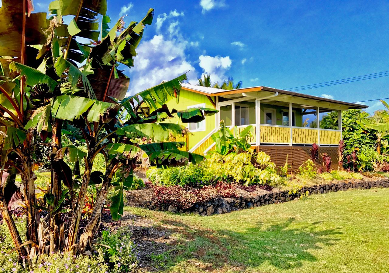 Bananarama Cottage, near Kehena Beach black sand beach, on small fruit farm!