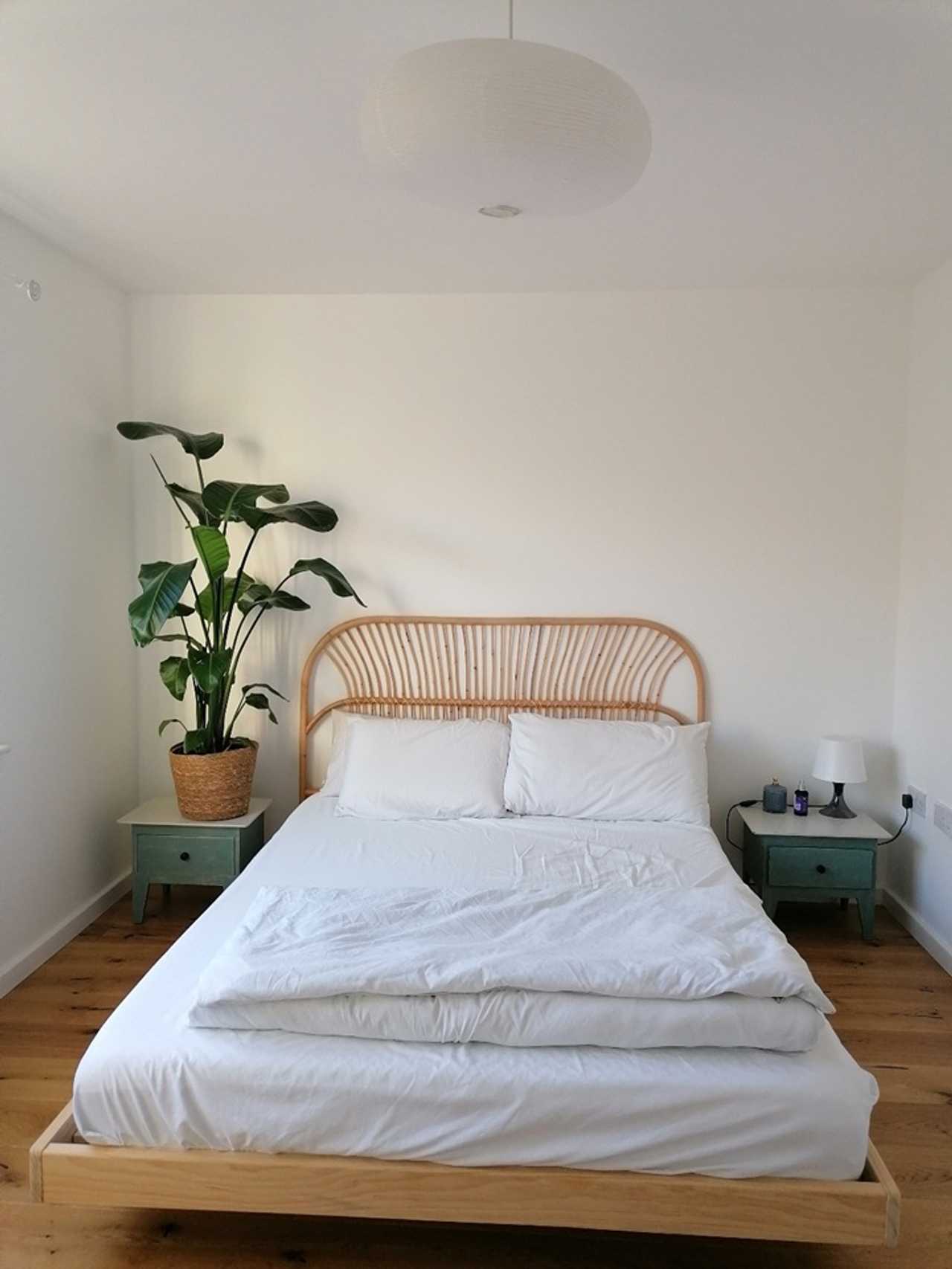Sunny top floor in Clapton *for female only*