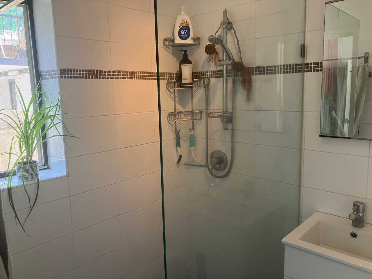 1 Bedroom Apartment in Elwood, close to St Kilda shops and Botanical Gardens.