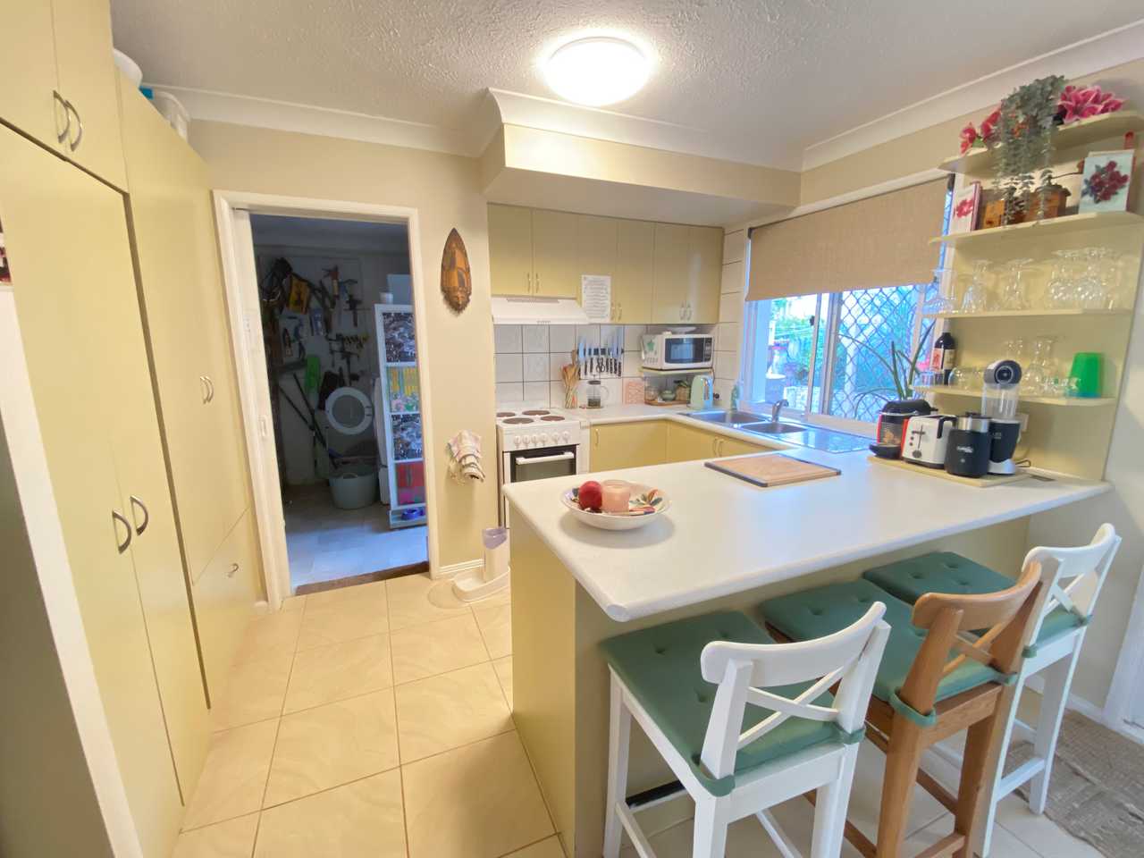 Gold Coast townhouse with resort amenities near shopping centre, bus, uni