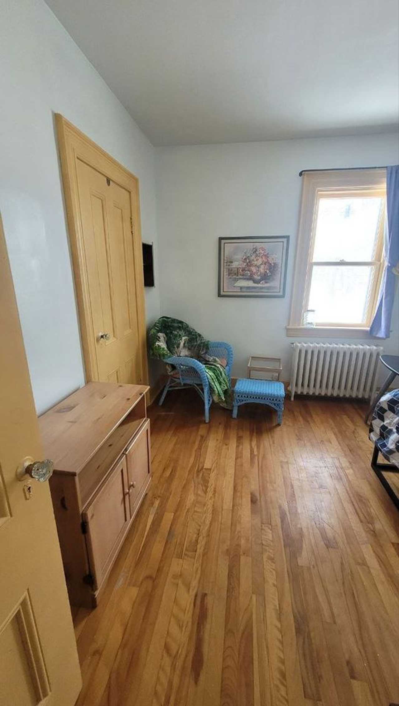 Tranquil Retreat with Furry Companionship: Private Room in Pet-Friendly Home