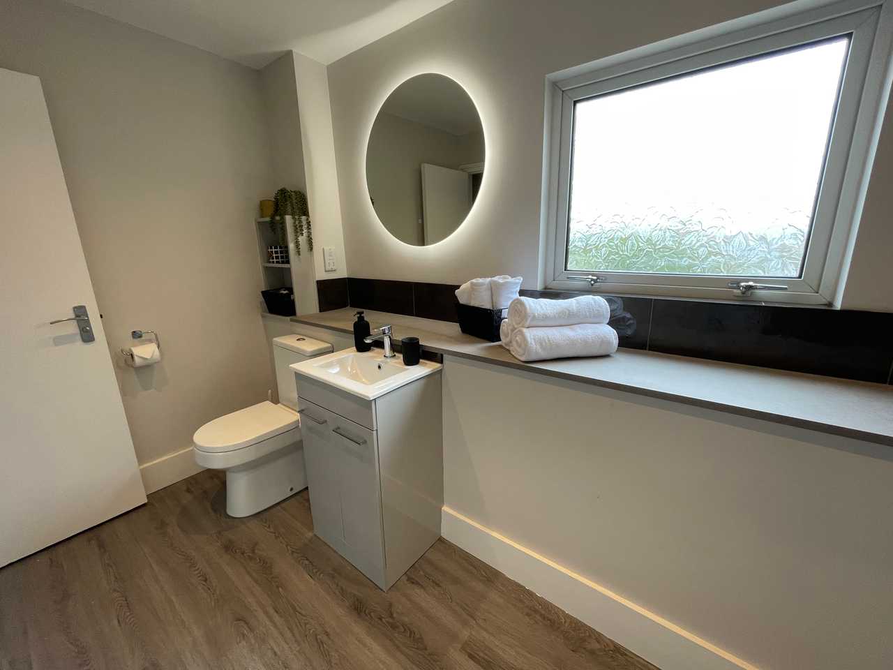 Spacious, bright, seaside haven, just a few minutes walk to the beach! 