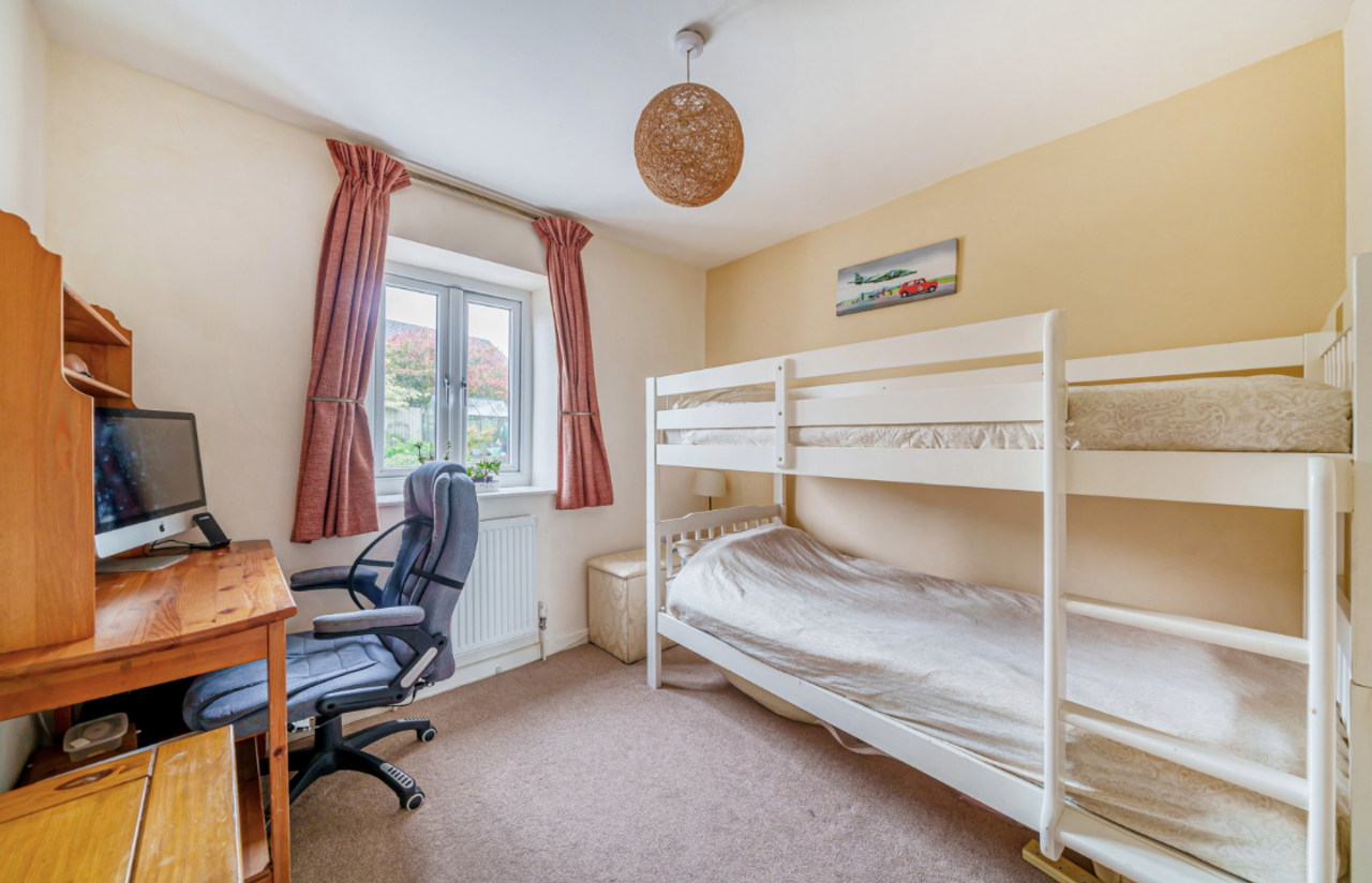 Cosy Bunk Room in Welcoming Vegan Home with Shared Bathroom, Kitchen & Lounge