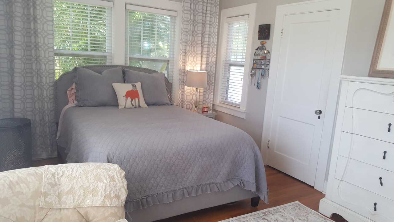 Warm & Welcoming Guest Room, Historic District -3 miles to Downtown!