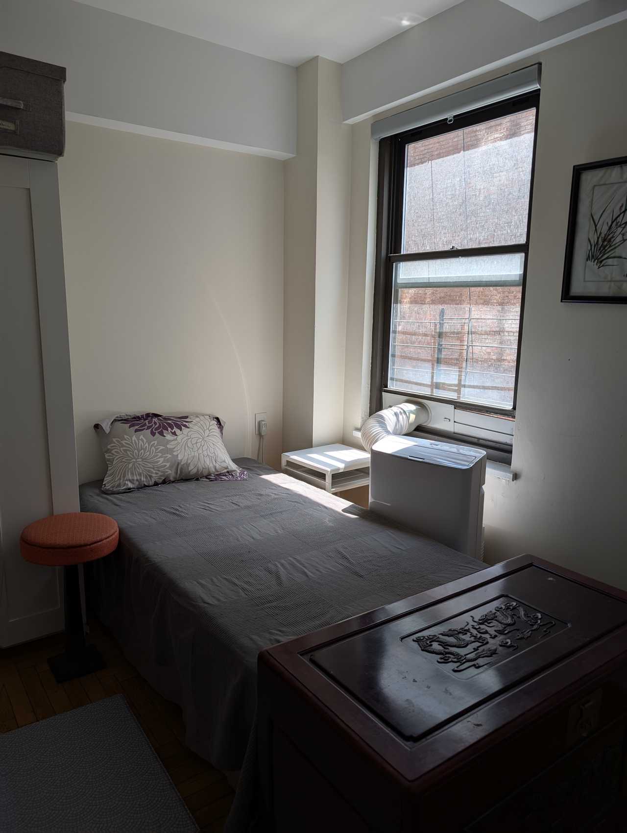 Large private bedroom near Yankee Stadium 