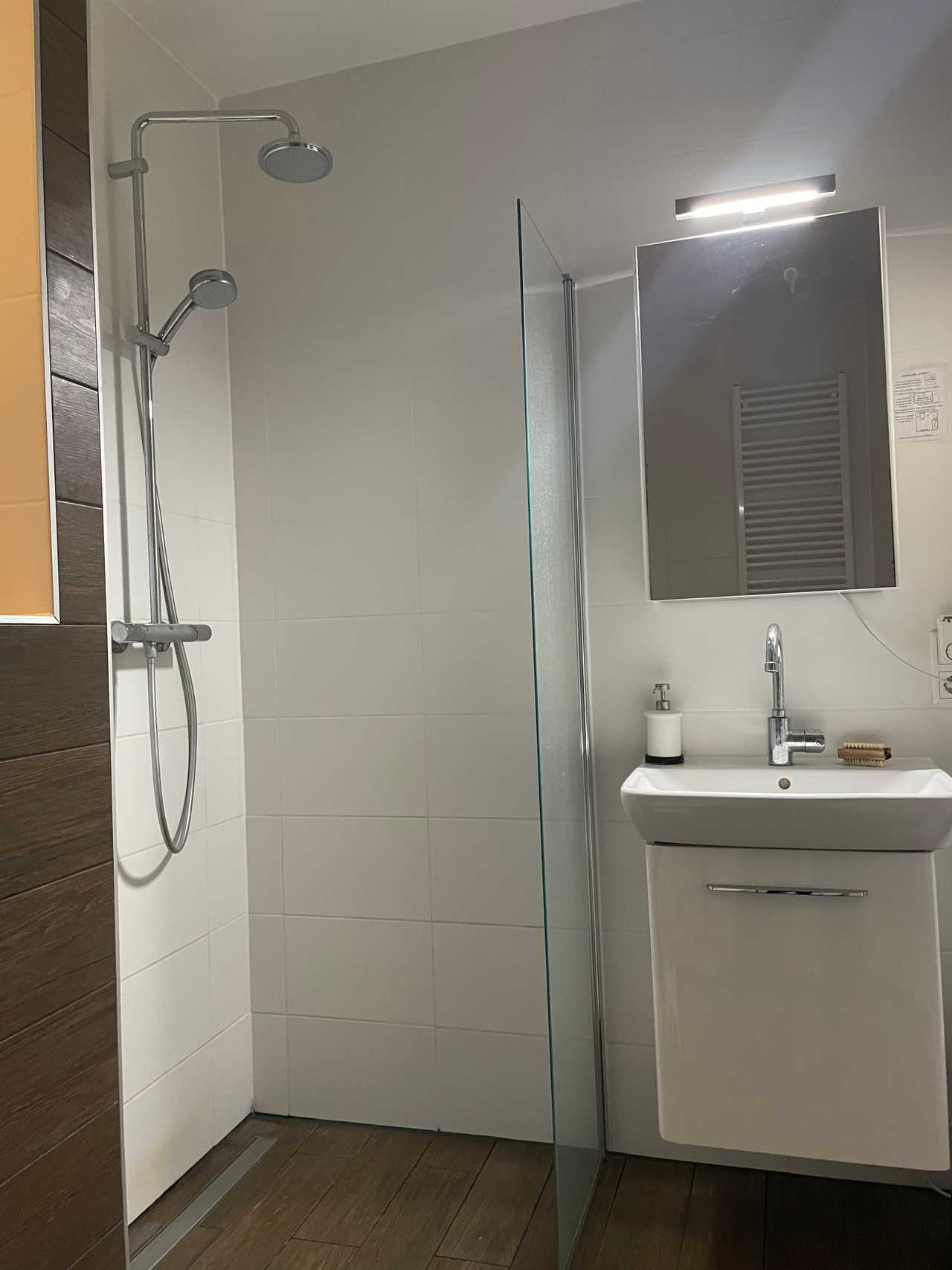 Comfy spacious whole house close to the train. Long term stayer, January-March!