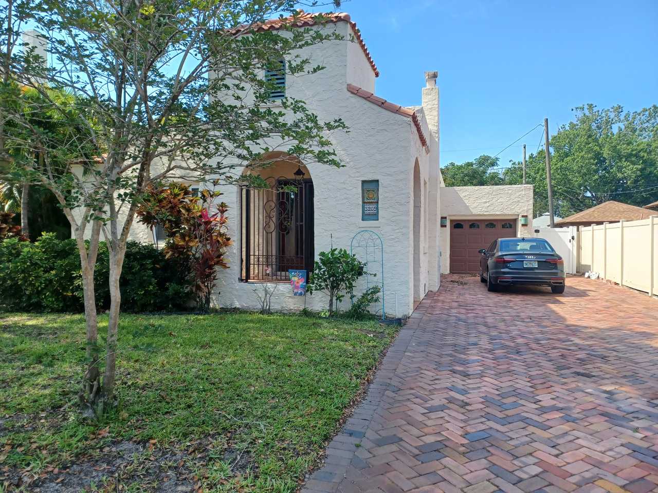 Warm & Welcoming Guest Room, Historic District -3 miles to Downtown!