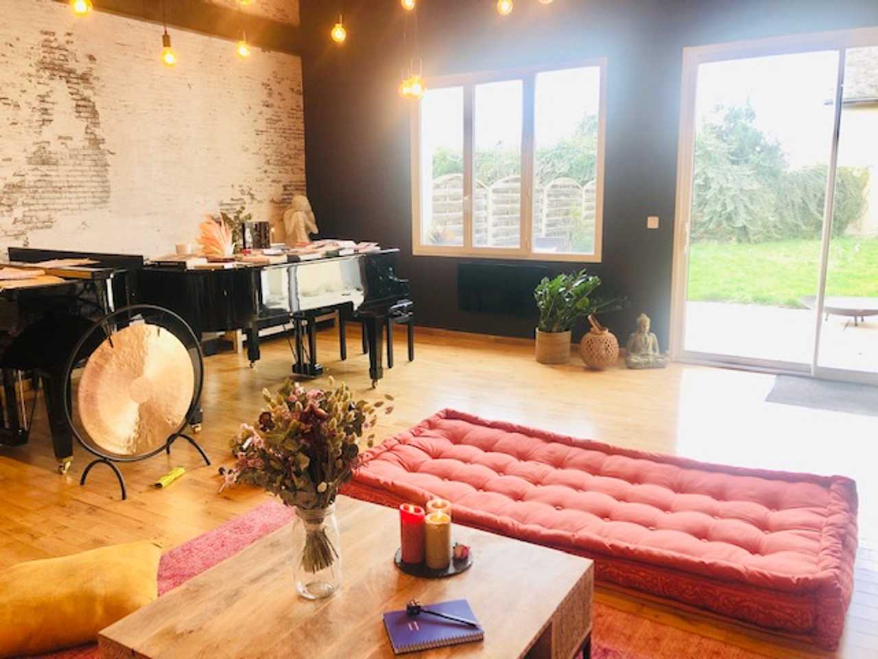 Art & Spiritual unique huge Loft 1h from Paris