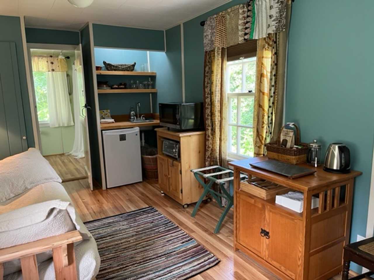 "Bohemian Bungalow" Studio Island Guest Cottage