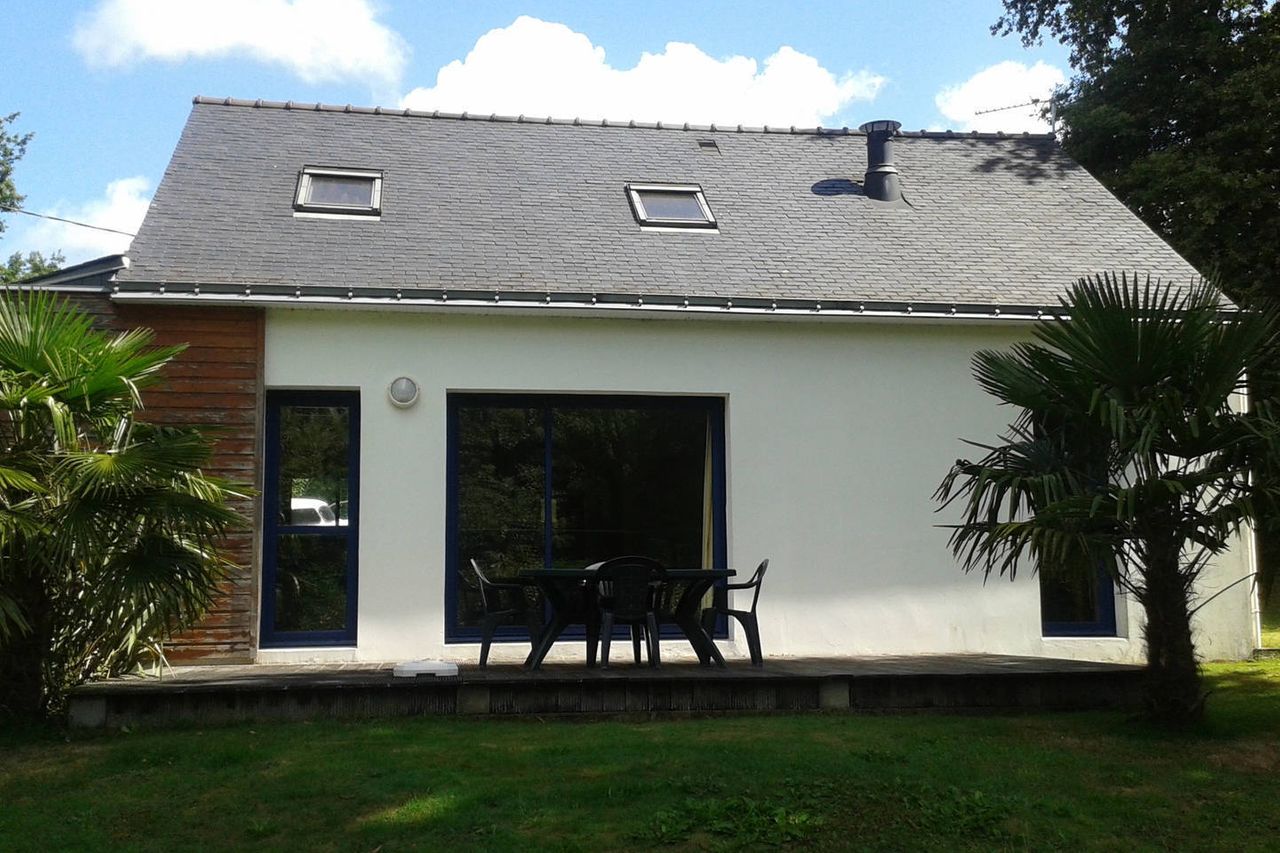 Private room in a very quiet area close to Vannes and beaches.