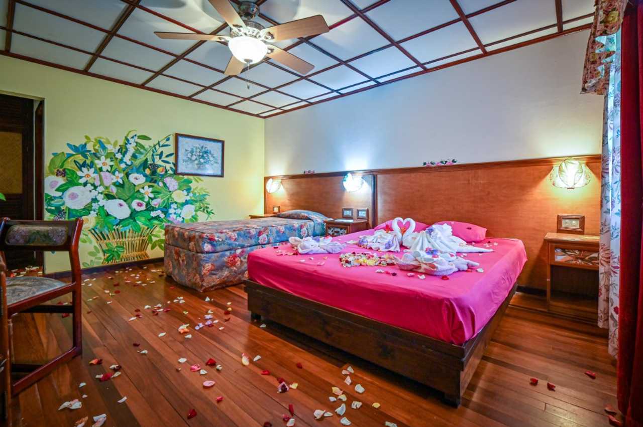 Lands in love hotel & forest resort 