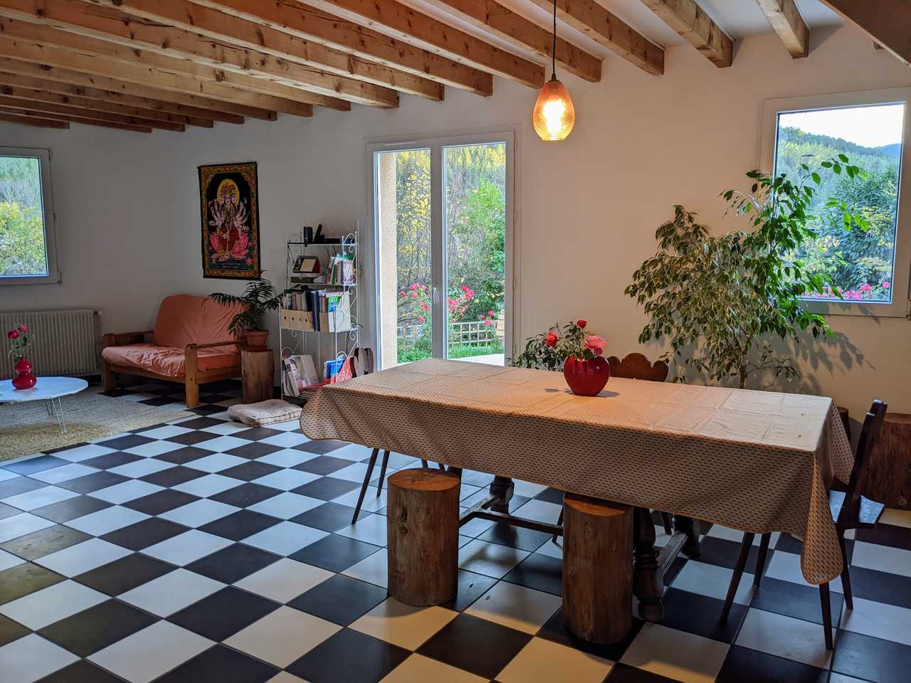 Peaceful place in the nature, vegan meals, yoga, soundhealing and massages