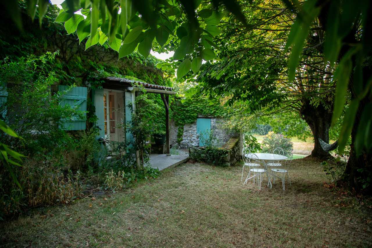 Peaceful ivy covered vacation house: Breakfast/Yoga available