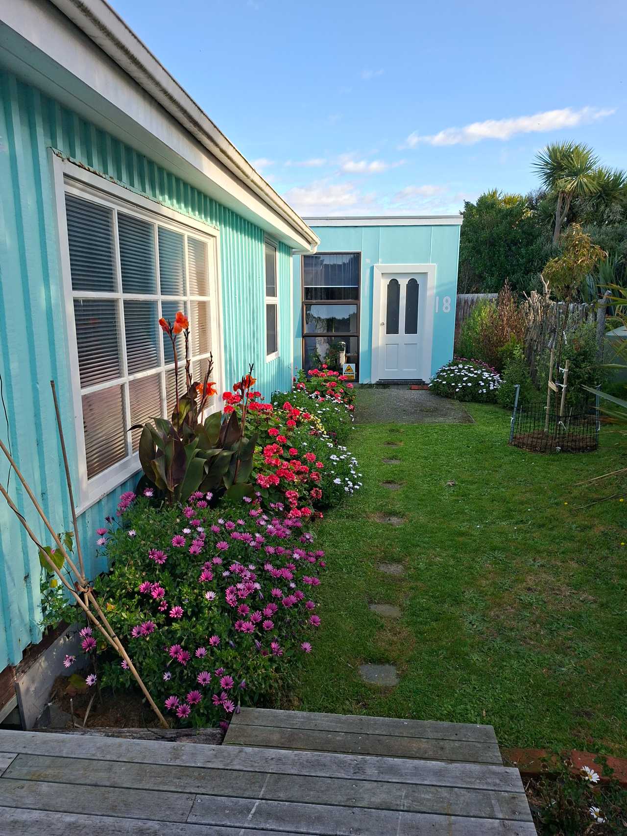 Little Blue Beach Batch.  Organic veg garden, dogs, beach access, infrared sauna