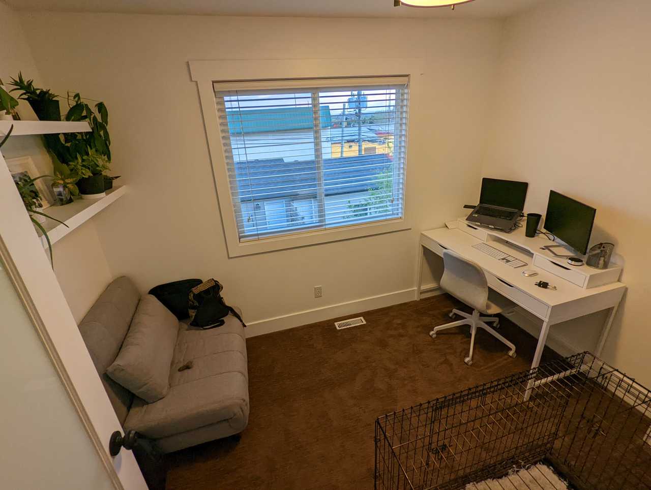 Free cozy bedroom close to downtown, easily accessible by public transport.
