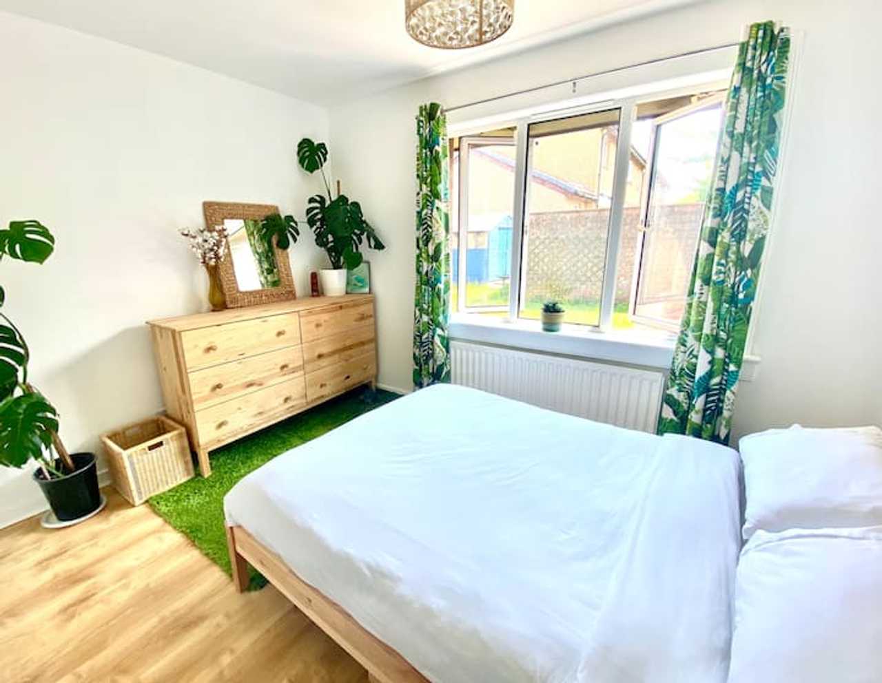 Sunny bungalow with private garden, close to city
