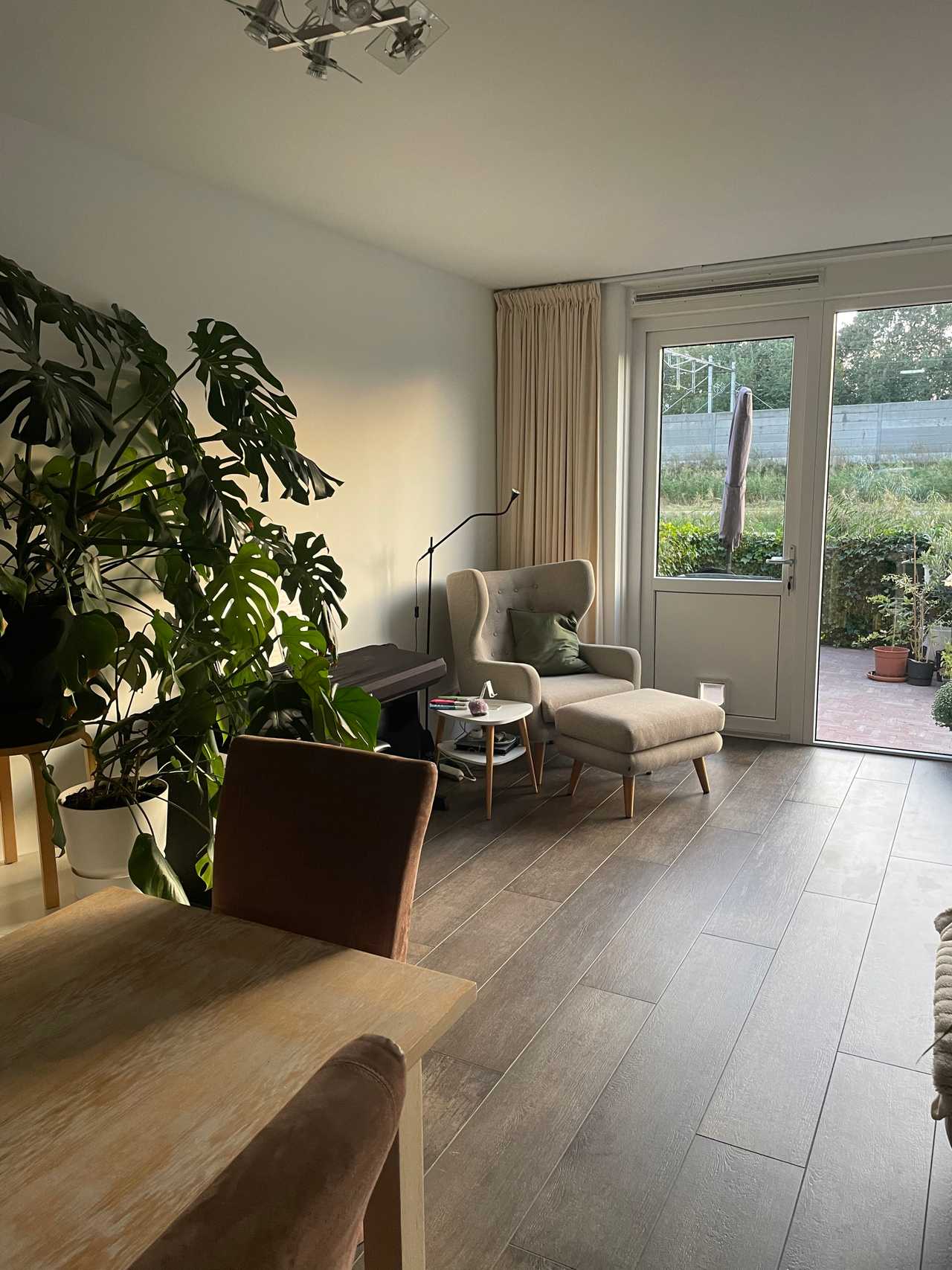 Comfy spacious whole house close to the train. Long term stayer, January-March!