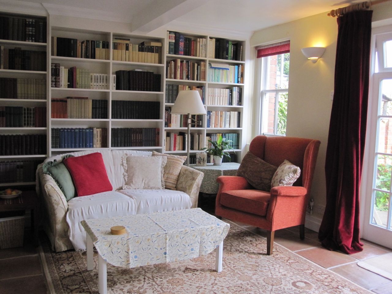 Quiet, spacious garden flat, easy walk to town.