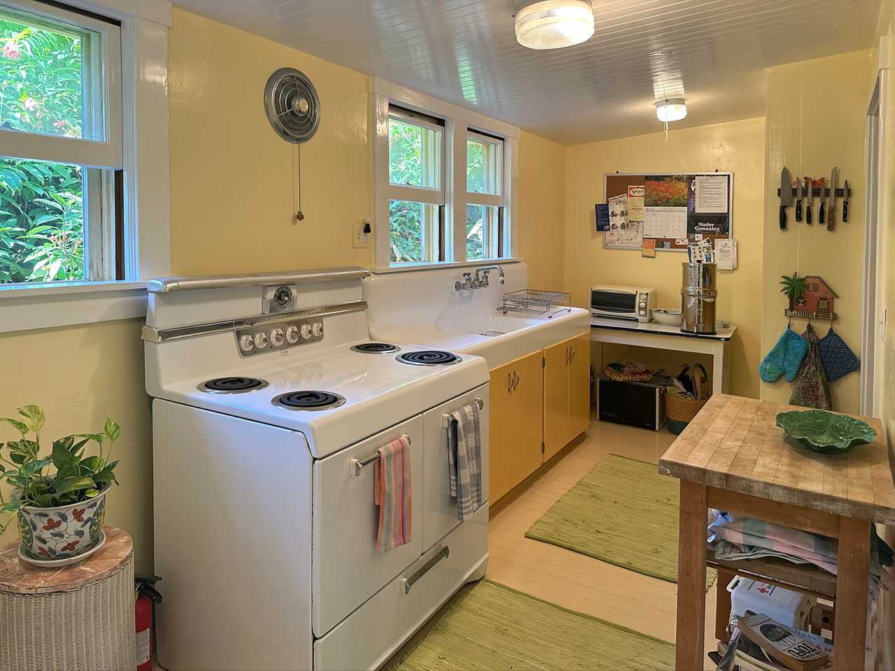 Room and bathroom in charming old house, near many amenities.