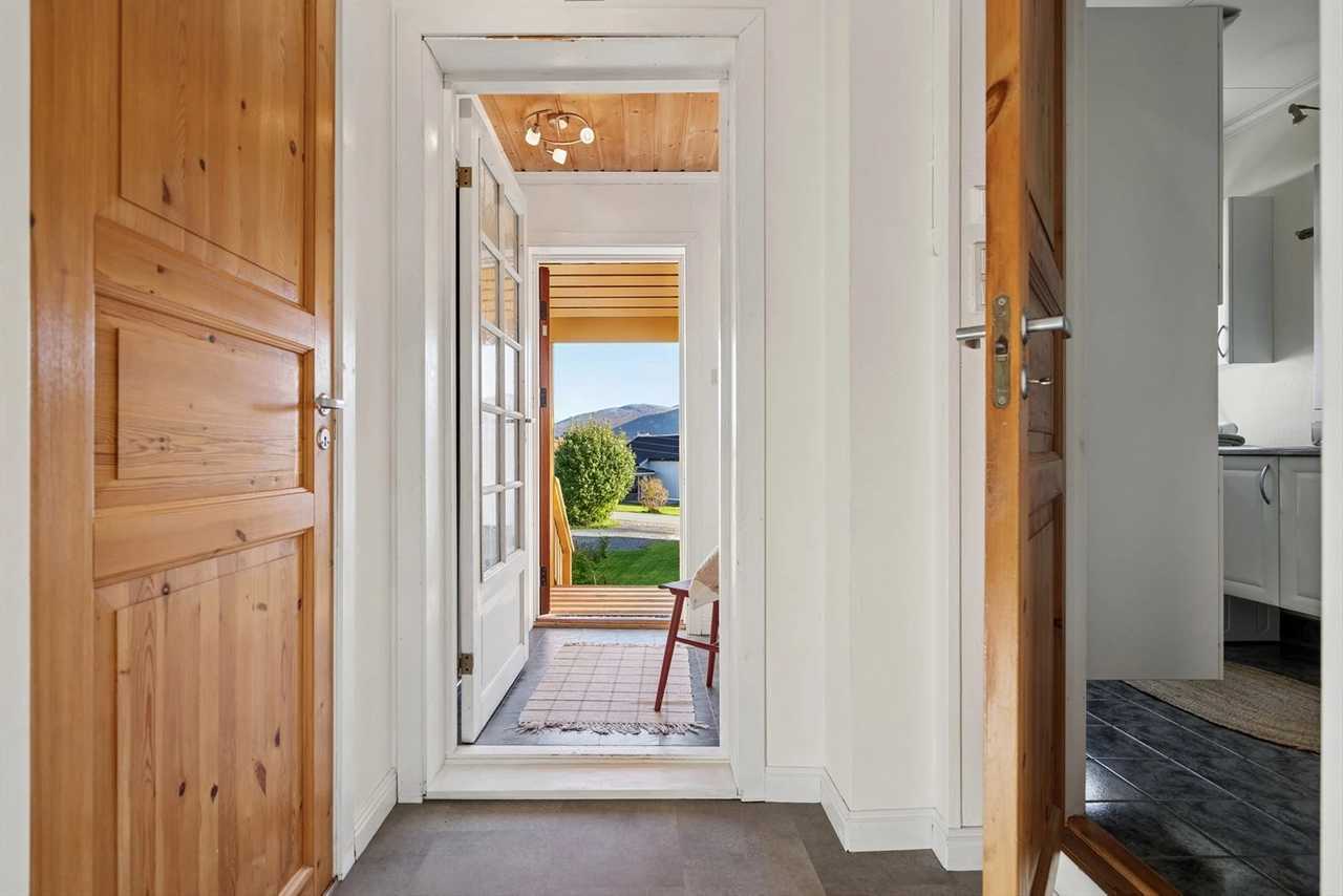 Cozy lake room near city w/free parking