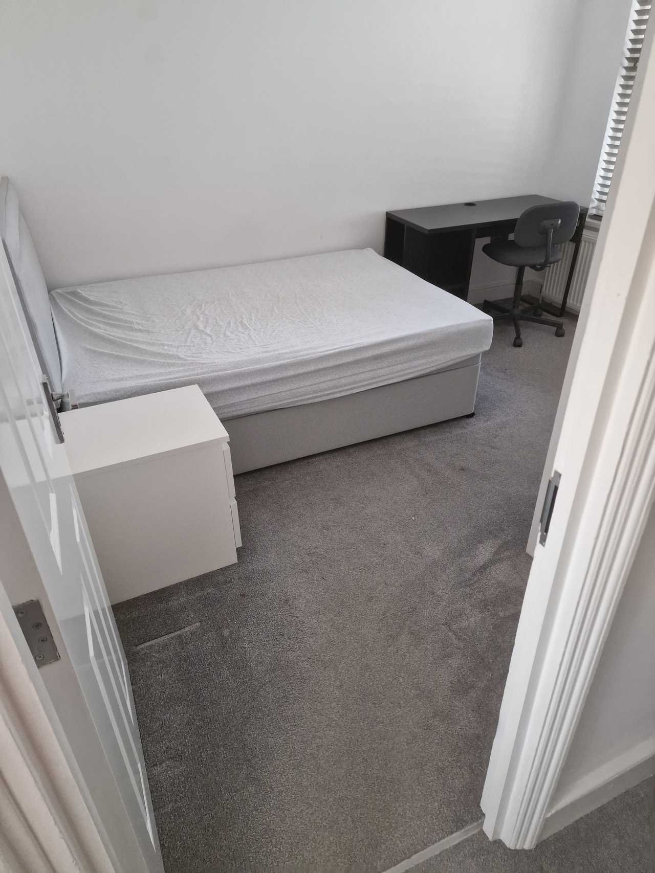 Double Room in a modern house (London)