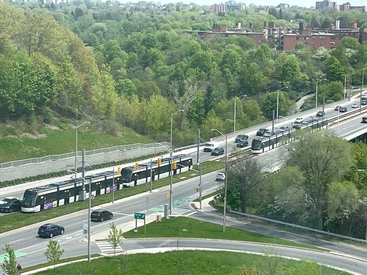 Spacious with a lot of natural light; easy access to public transit (Line 5).