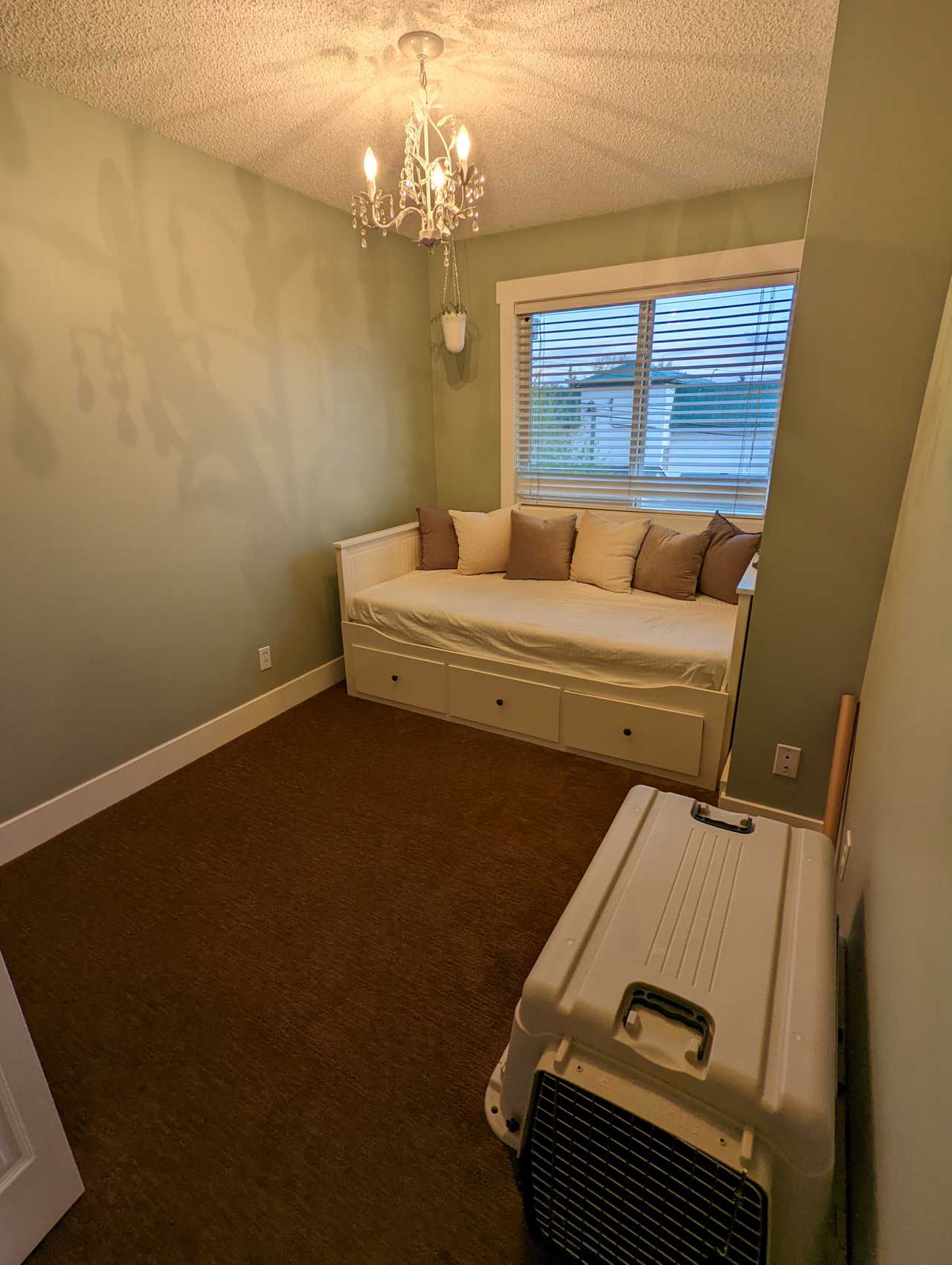 Free cozy bedroom close to downtown, easily accessible by public transport.